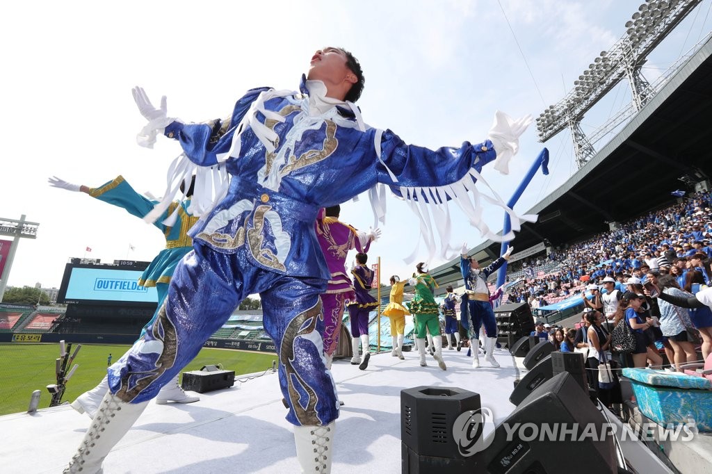 마스크 다 벗고 첫 연대 아카라카 축제…암표 25만원