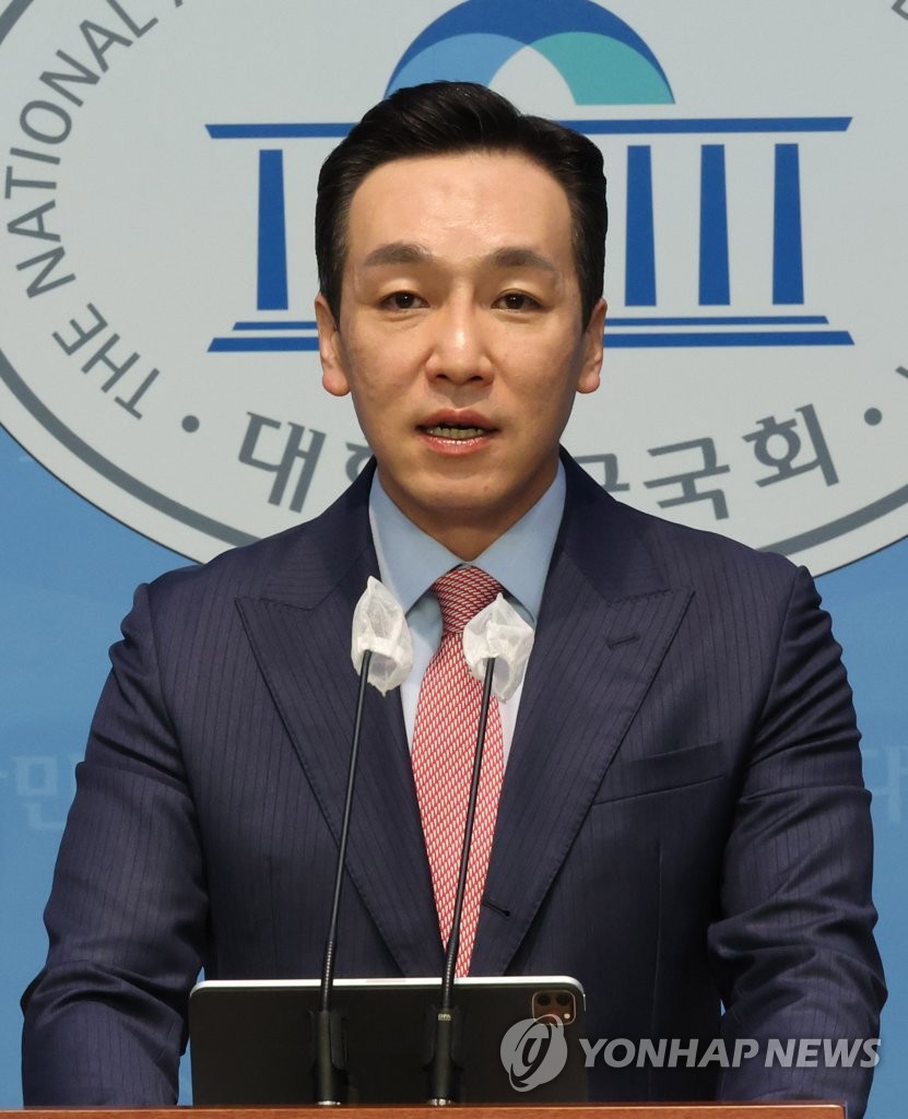 논평 발표하는 국민의힘 김민수 대변인