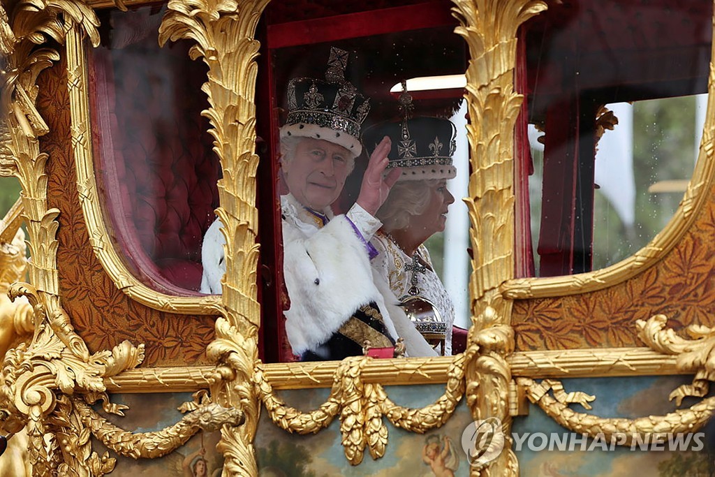 英찰스, 대관식 직전 마차서 지겨워 불평?…입모양 포착