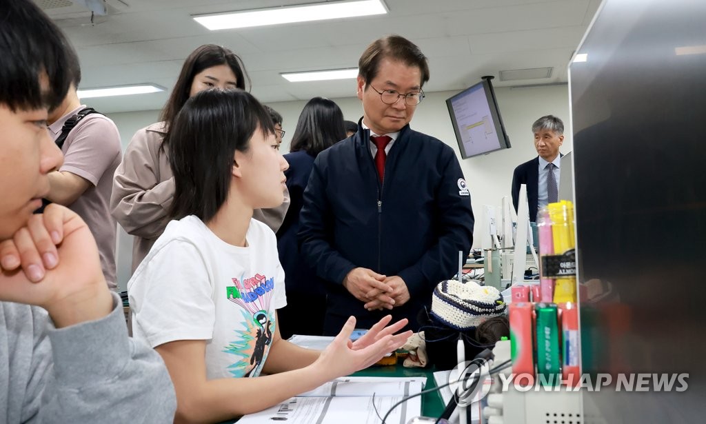 대한상의 서울기술교육센터 훈련기관 방문한 이정식 장관