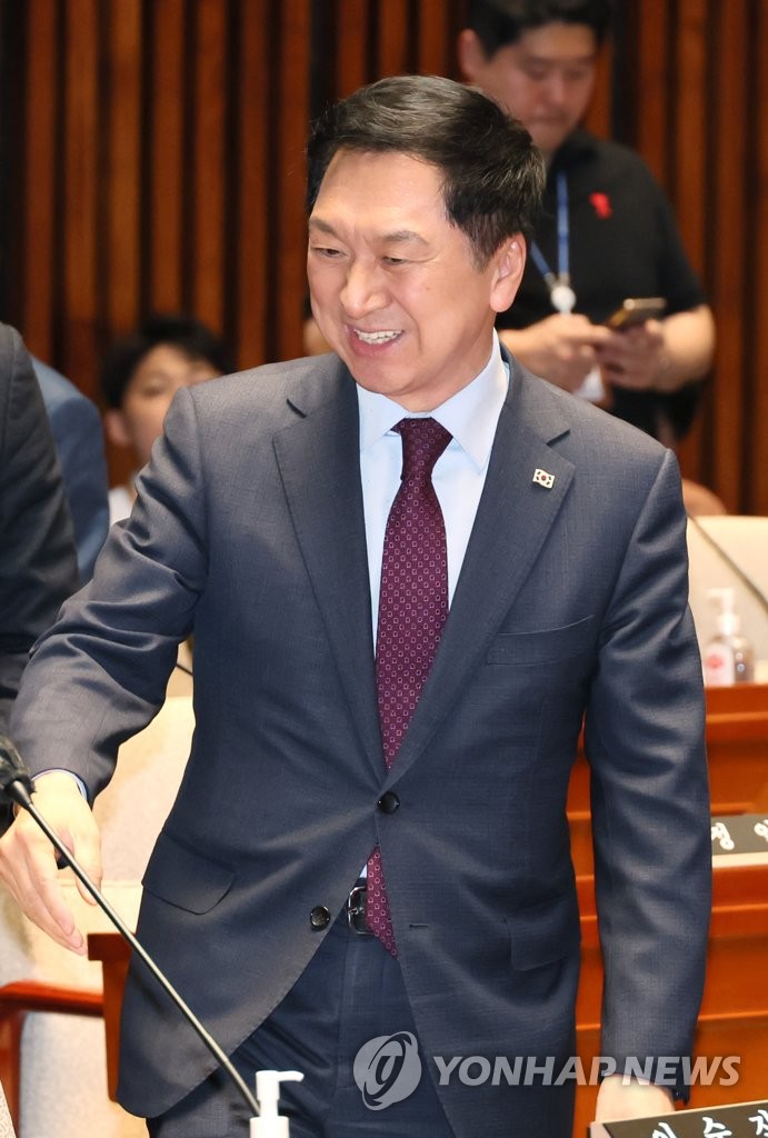 의원총회 참석하며 인사 나누는 김기현 대표