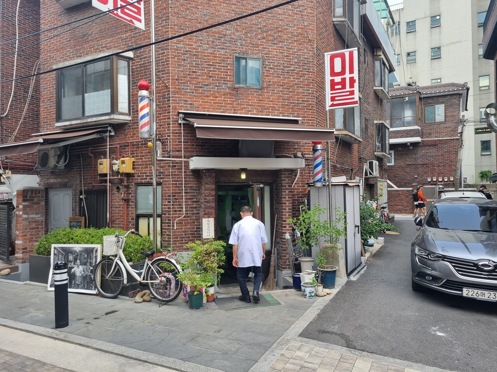 [OK!제보] 68년 경력 이발사의 특별한 은퇴식…내일의 희망을 위해!