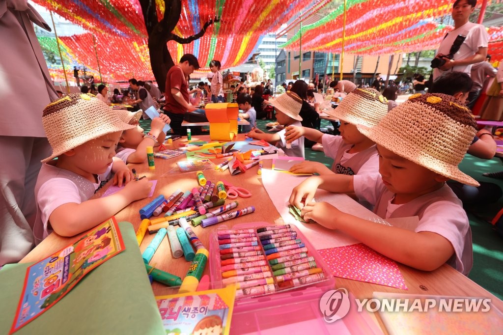 부처님오신날 맞이 연등 만드는 동자승