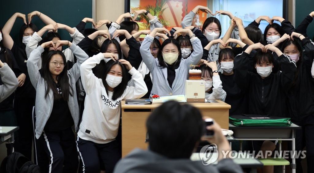 선생님 감사합니다…스승의날 마산여고 교실은 하트 물결