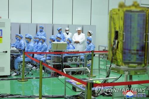 北정찰위성 조악한 클린룸서 조립…외형으로 본 성능은