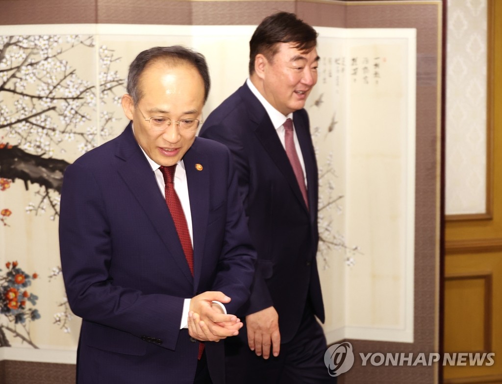 자리로 이동하는 추경호 경제부총리와 싱하이밍 주한 중국대사