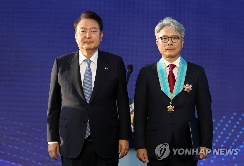 윤석열 대통령, 임종현 에이프로 대표에게 은탑산업훈장 포상