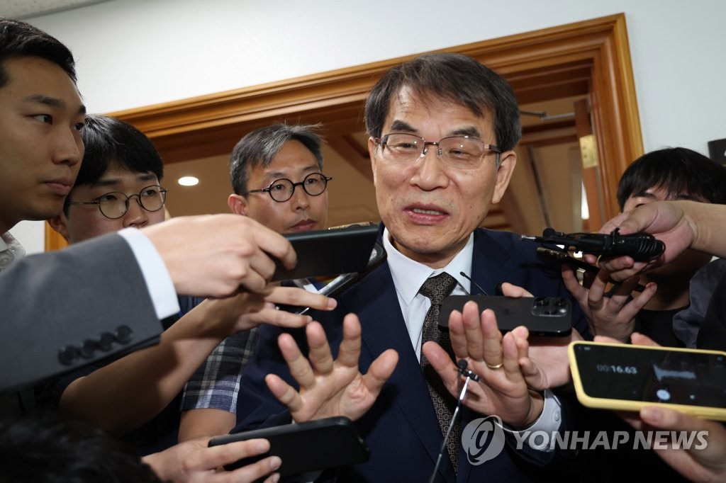회의 마치고 취재진 질문 받는 노태악
