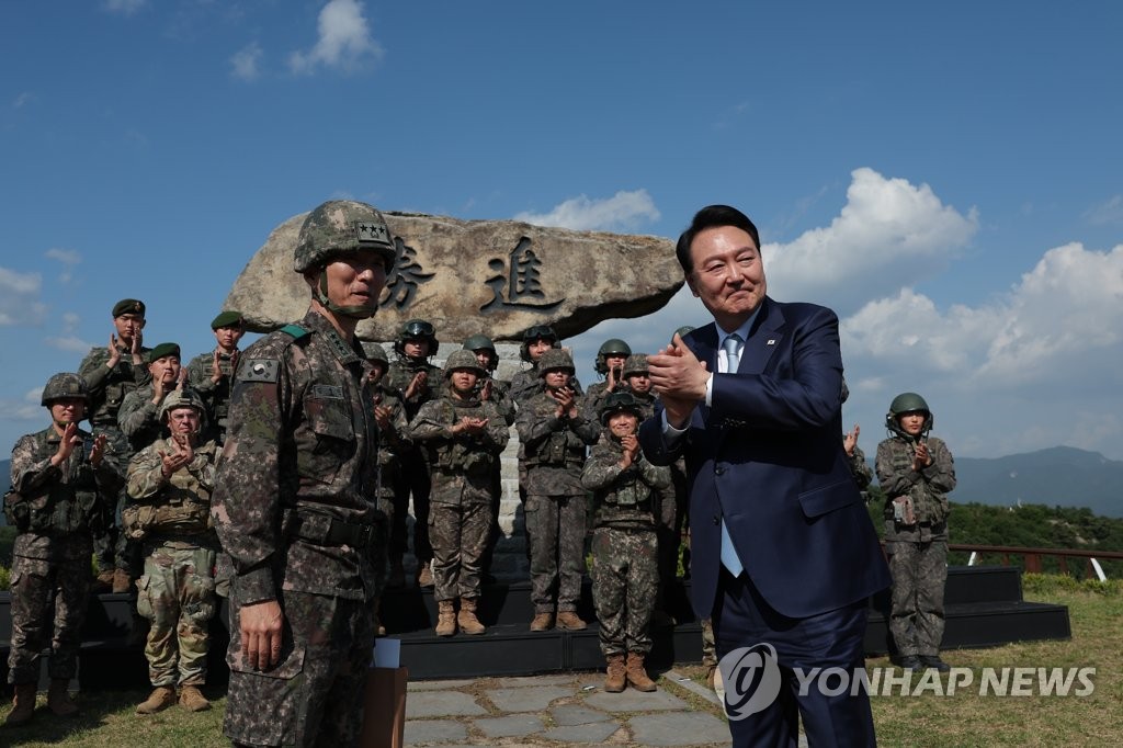 김성민 5군단장 격려하는 윤석열 대통령