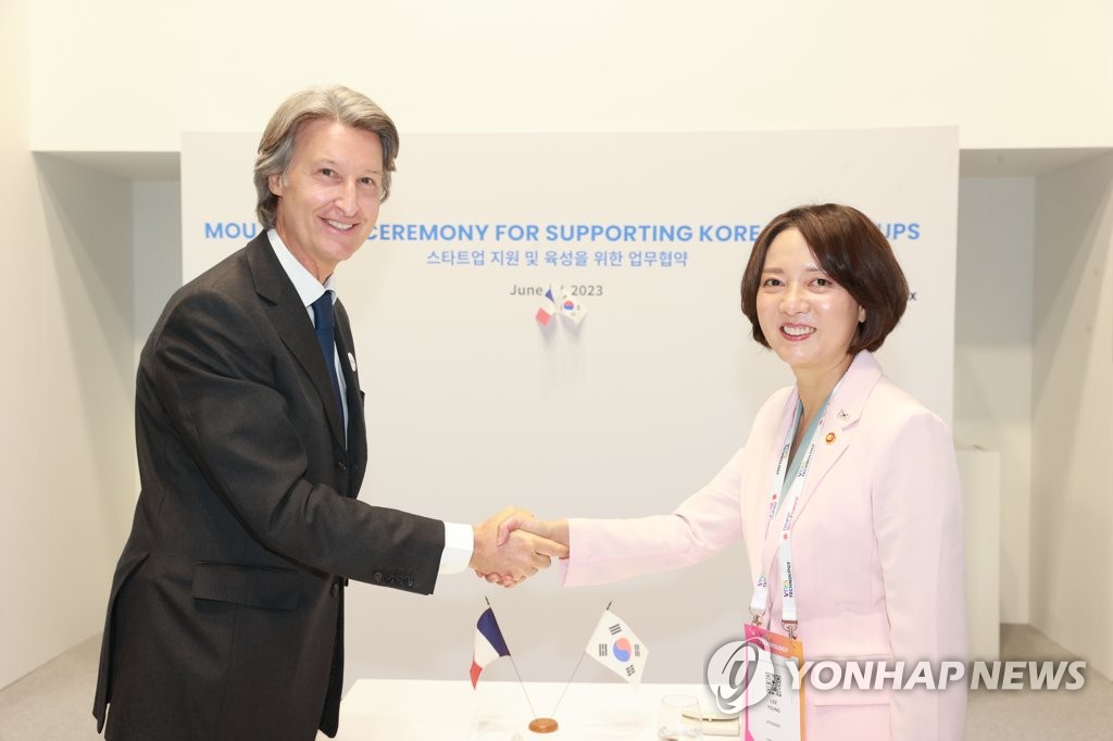 제이씨데코 대표이사 겸 이사회 의장과 악수하는 이영 장관