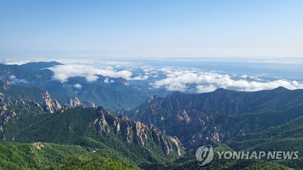 구름과 바위…설악산의 멋진 풍광
