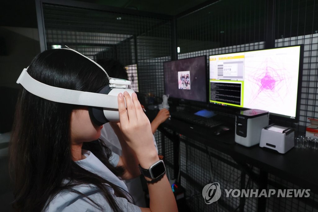 초대형 미디어아트에 체험형 전시까지…극장의 변신 계속