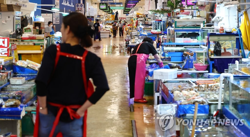 수산시장 상인들 손님 기다리며
