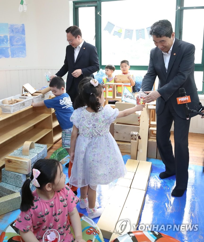 한양어린이집 찾은 이주호 부총리와 조규홍 장관