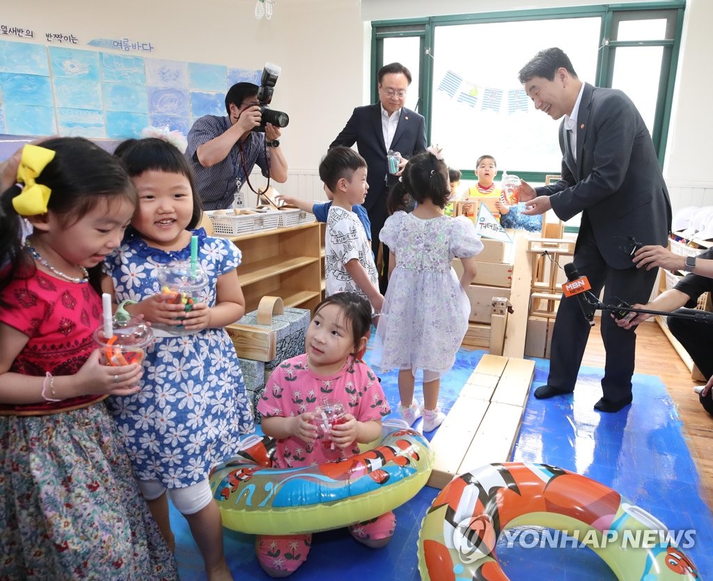 한양어린이집 찾은 이주호 부총리와 조규홍 장관