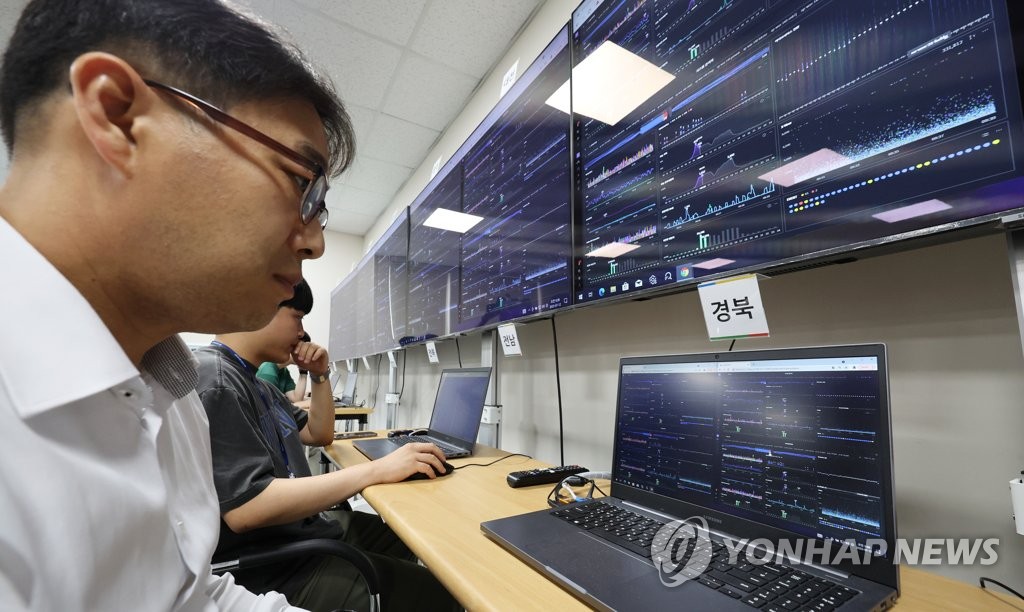 4세대 나이스 실시간 점검하는 관계자들