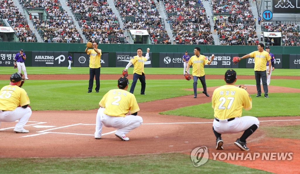 역대 롯데 미스터 올스터의 시구