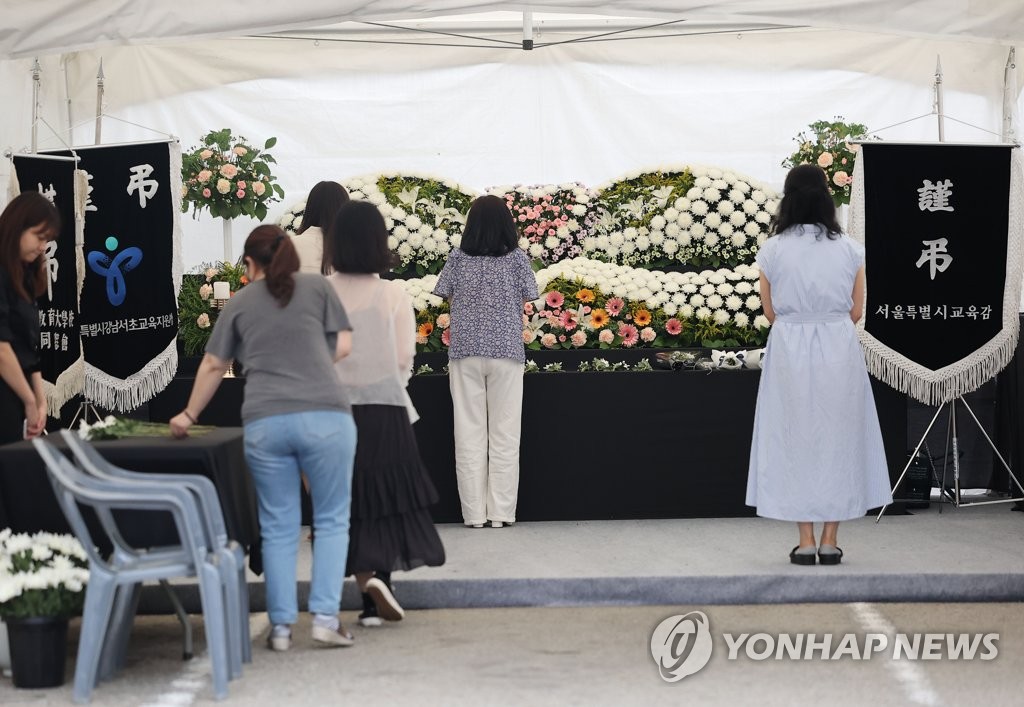 강남서초교육지원청 분향소 찾은 시민들