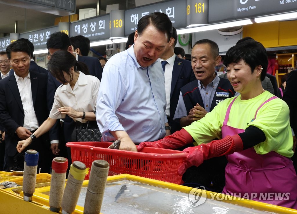 장어 직접 잡아보는 윤석열 대통령