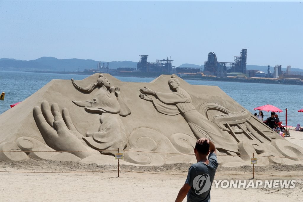 포항 영일대해수욕장에 등장한 모래조각