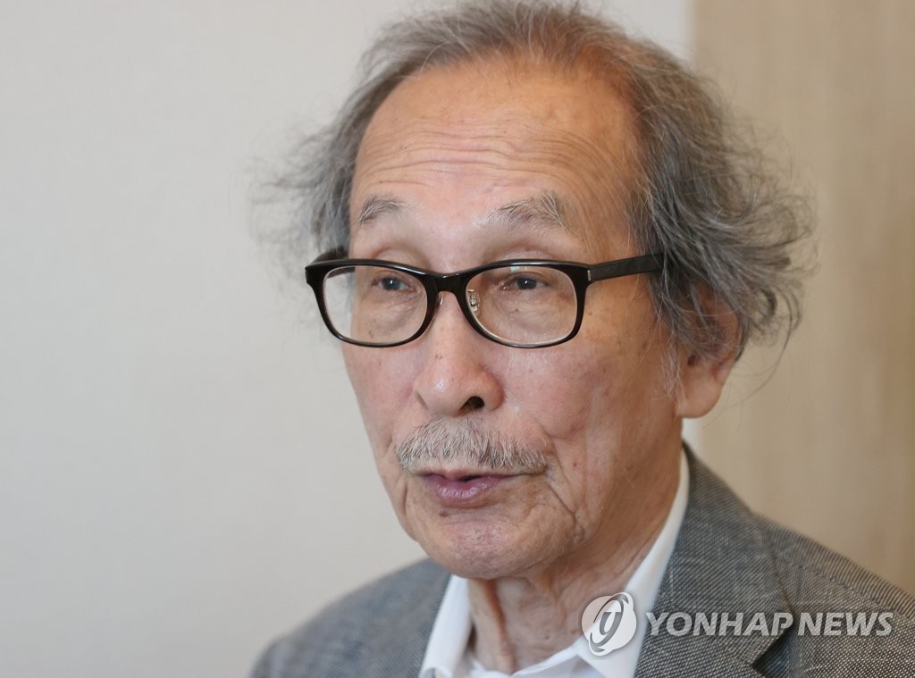 인터뷰하는 와다 하루키 명예교수