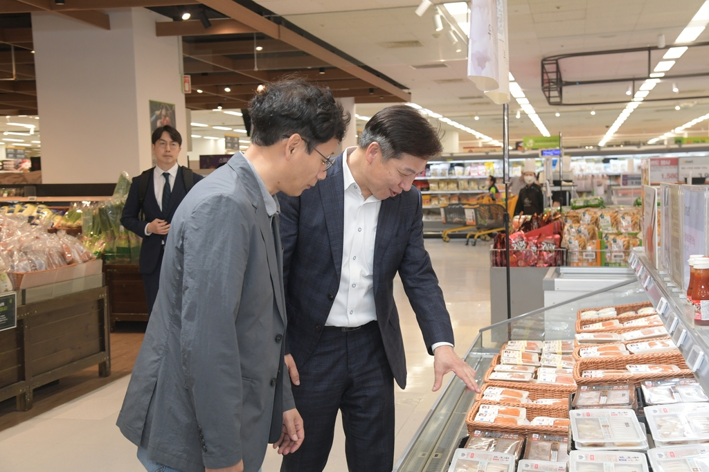 [동정] 권오상 식약처 차장, 구로구 대형마트서 수산물 안전점검