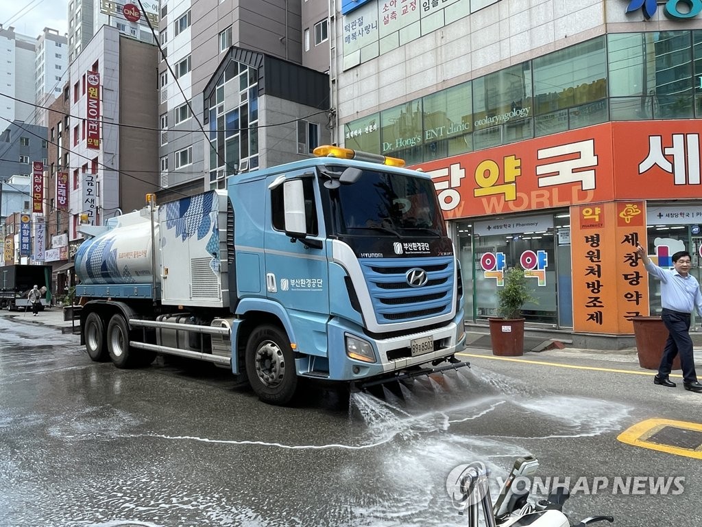 도로도 덥다 더워…물청소 차량 동원