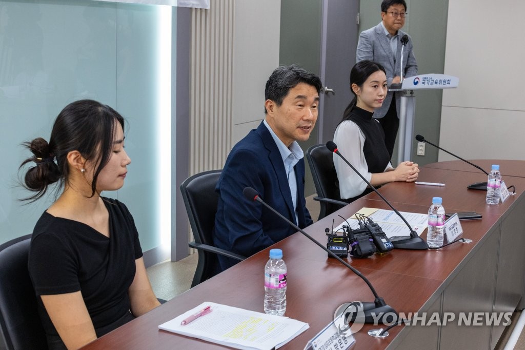 유치원 교육활동 보호를 위한 간담회 참석한 이주호 부총리