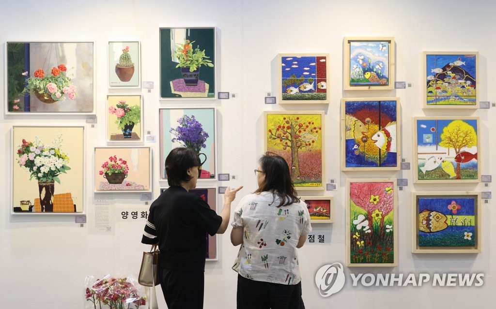 뱅크아트페어 작품 살펴보는 관람객들