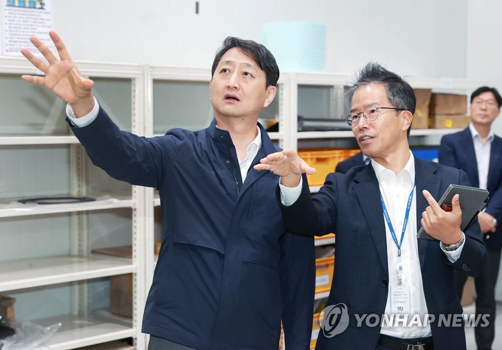 반도체장비 부품 국내복귀기업 방문한 안덕근 본부장