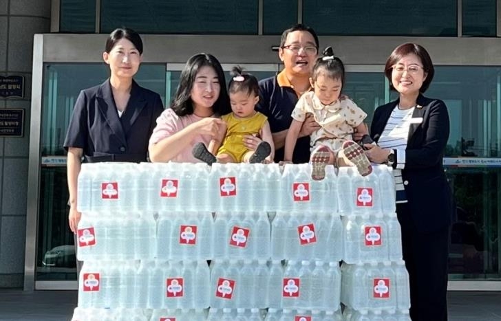 1살 딸 이름으로 생수 1천병 복지시설에 기부한 청년농부 부부