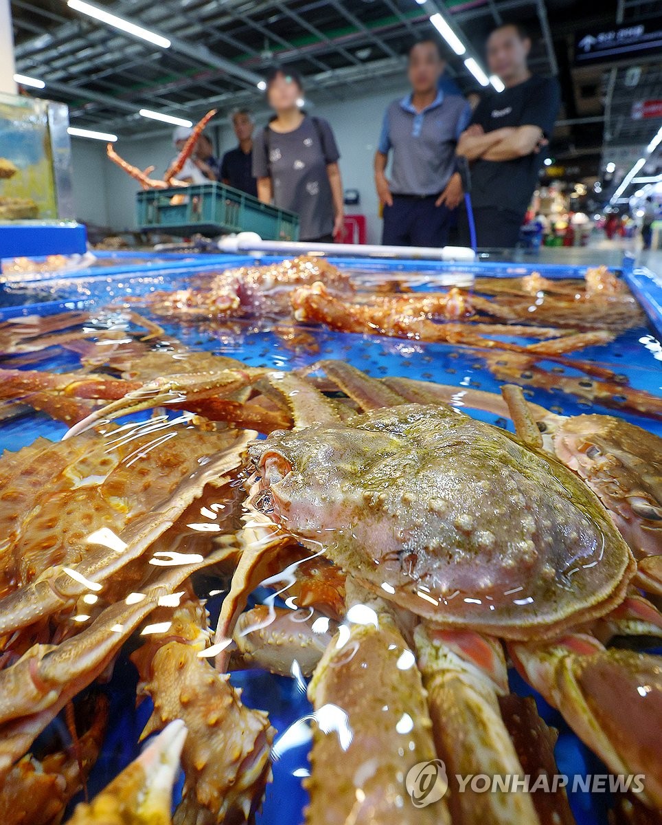 주말 맞아 수산시장 찾은 손님들