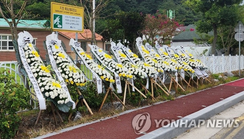 군산 한 초등학교 앞에 놓인 근조화환