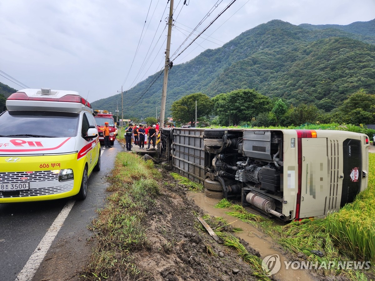 충남 보령서 버스 전도…부여 외산중 야구부 학생 10명 경상