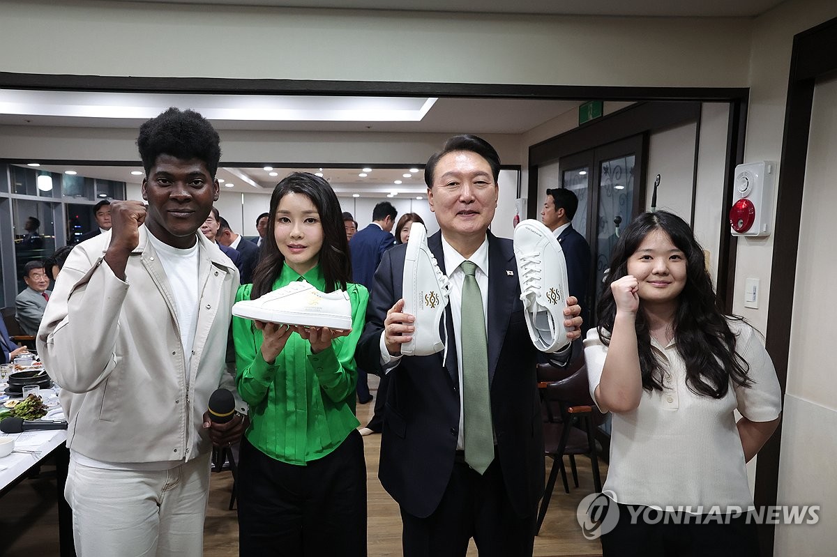 청년에게 커스텀 슈즈 선물받은 윤석열 대통령 내외