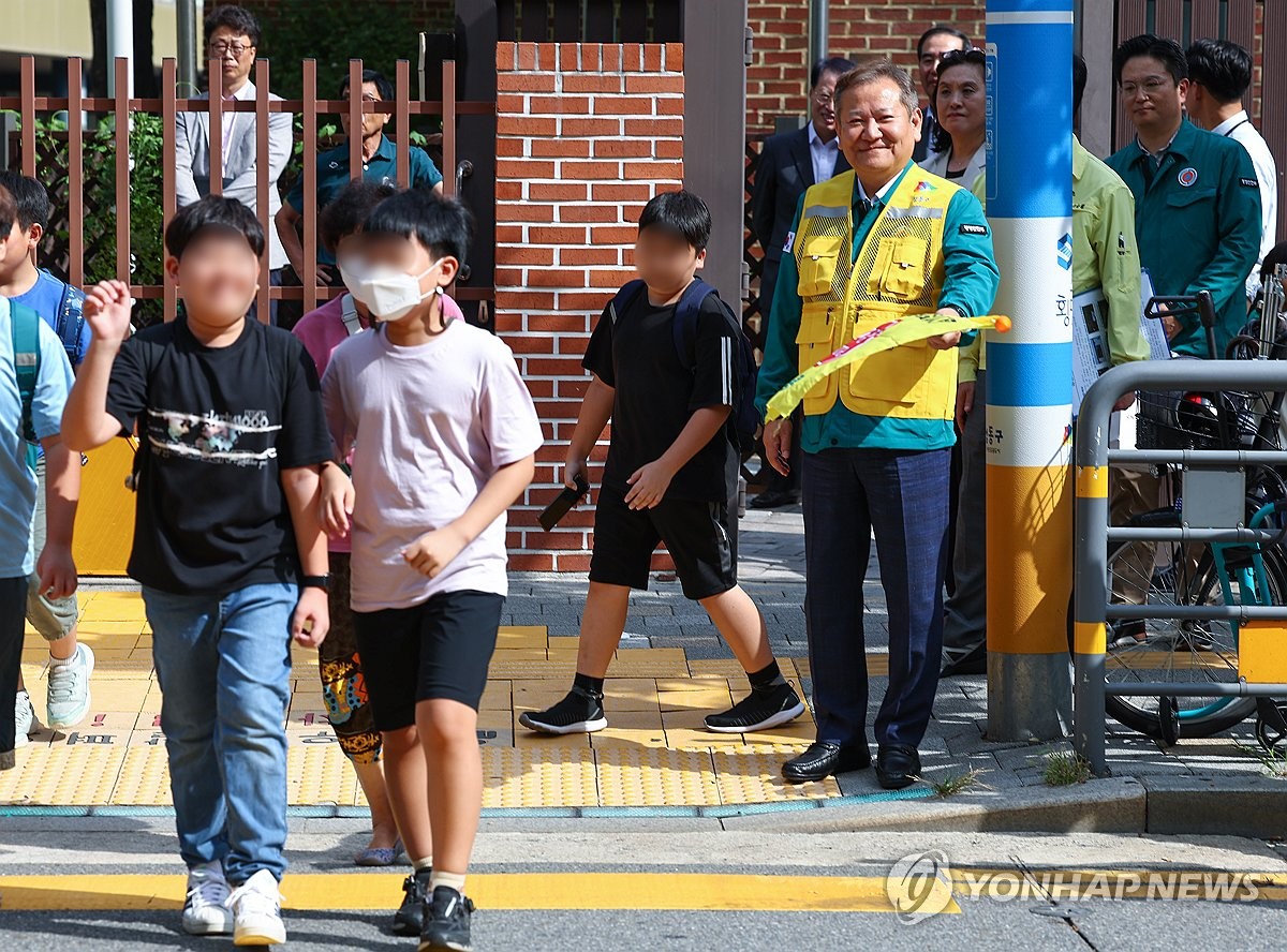 초등학교 앞 교통지도하는 이상민 장관