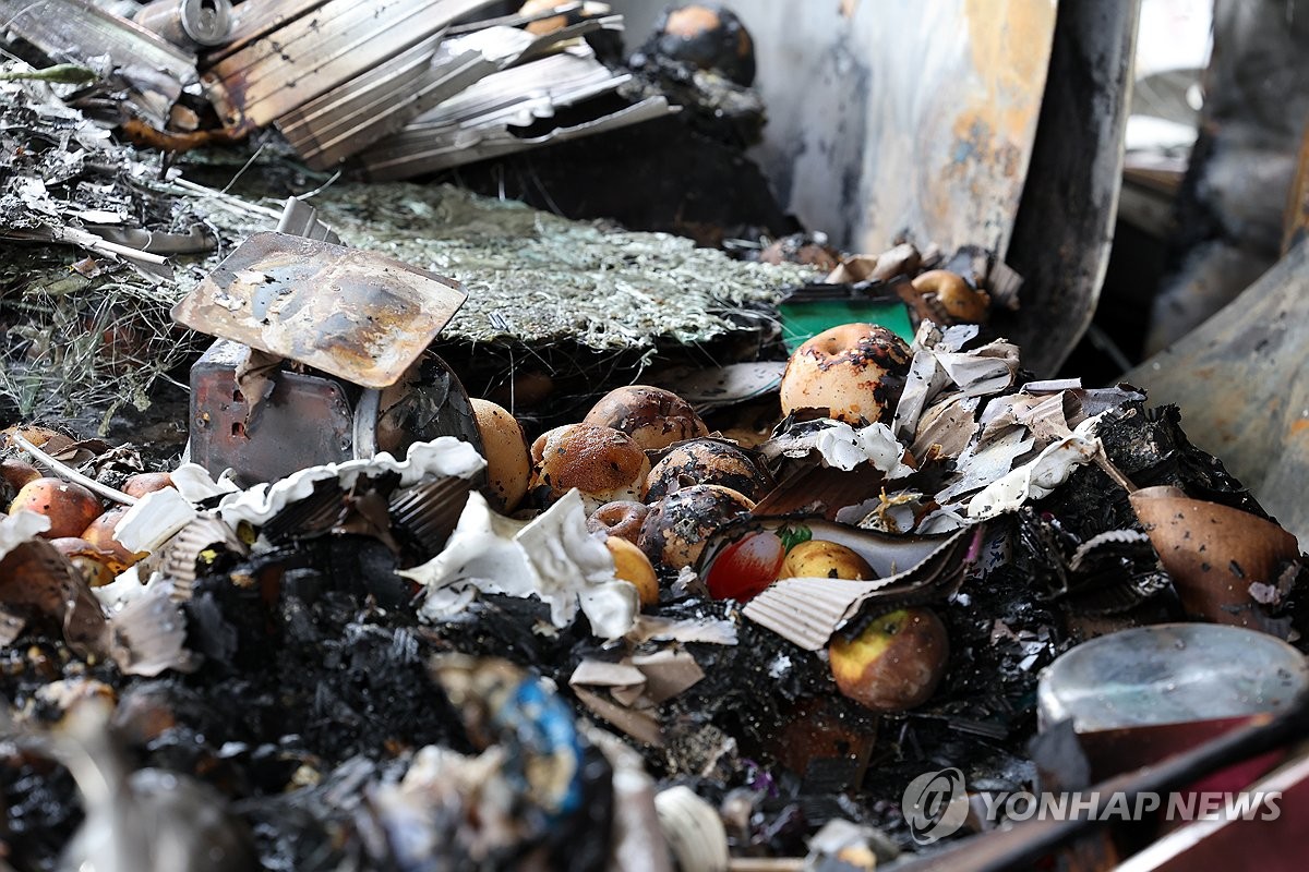 잿더미 된 과일 점포