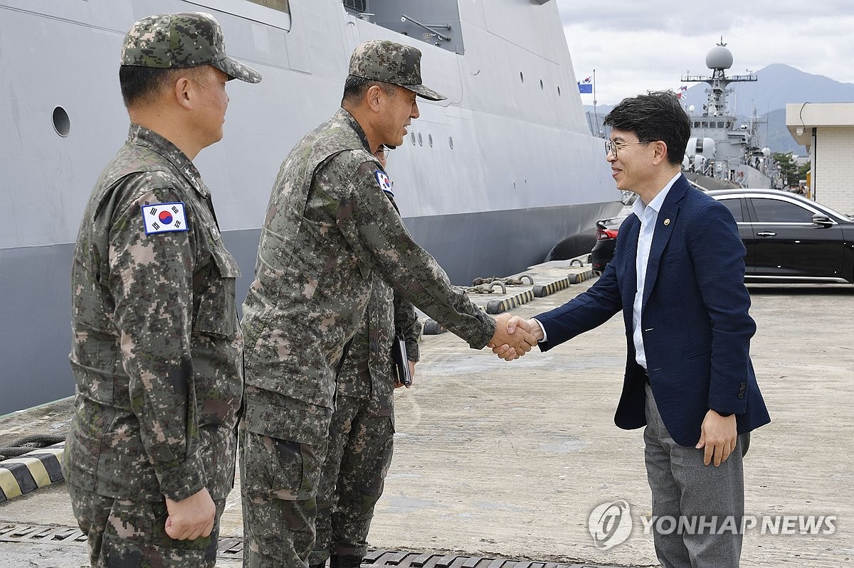 최성혁 사령관과 악수하는 김완섭 차관