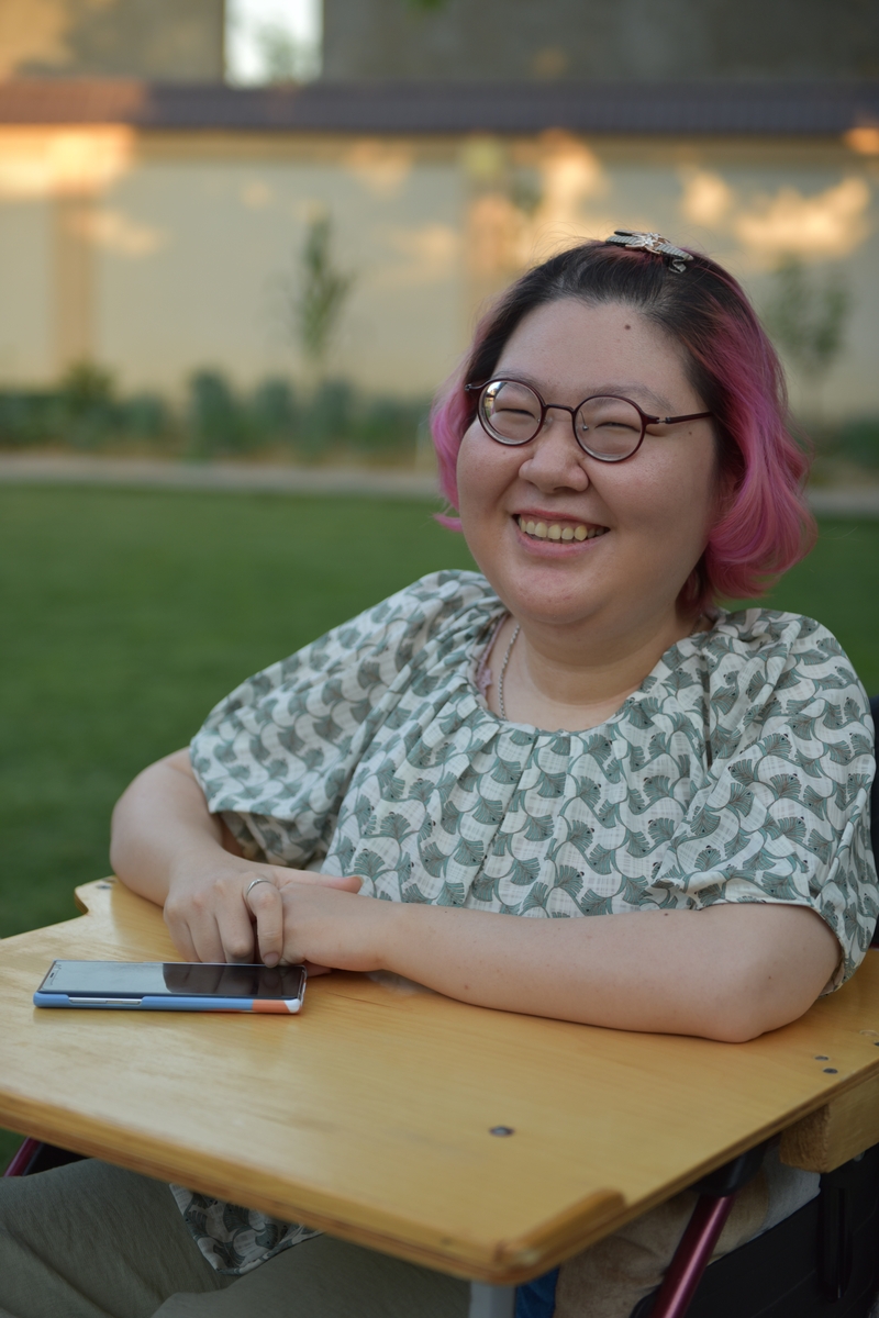 몸은 휠체어에 속박됐지만…검지 두 개로 펼친 상상의 나래