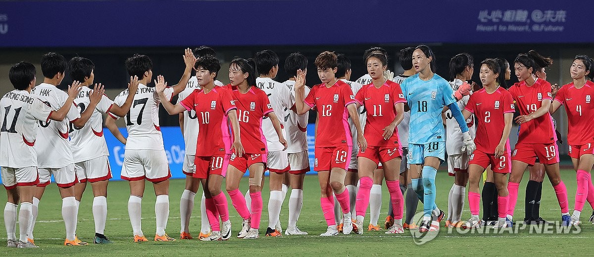 인사 나누는 남북 여자축구