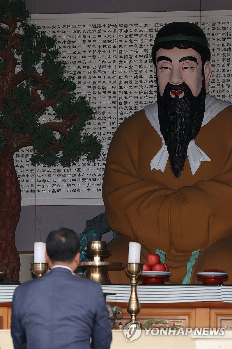 개천절 맞아 단군성전 찾은 시민들