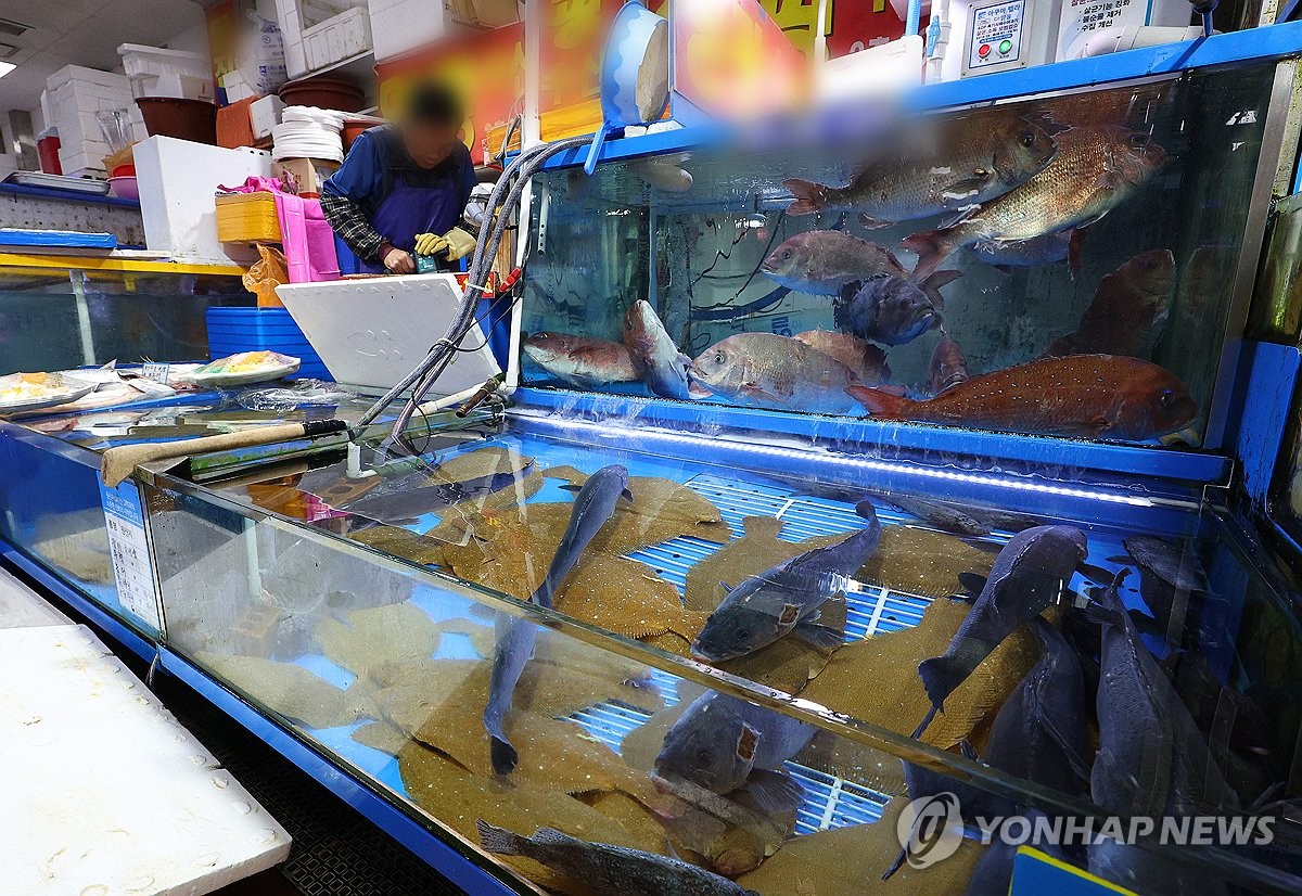 영업 준비하는 상인들
