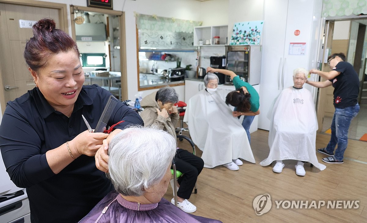 미용 봉사하는 세 자매
