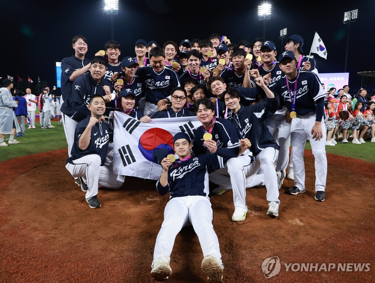 항저우 마운드 위에서 금메달 세리머니