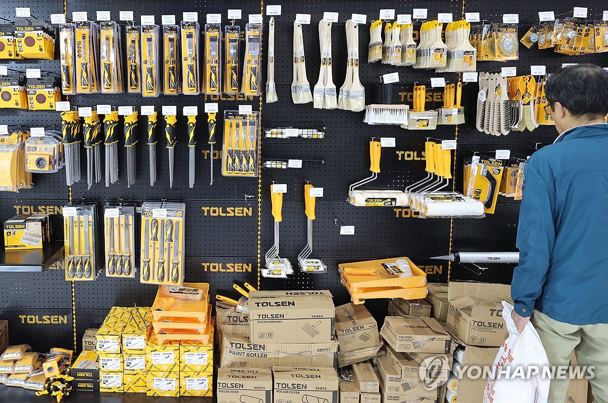공구 살펴보는 관람객