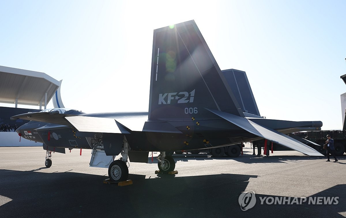 ADEX 전시장의 국산 전투기 KF-21