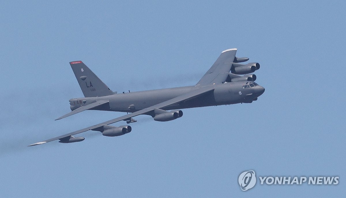 서울공항 상공 비행하는 B-52