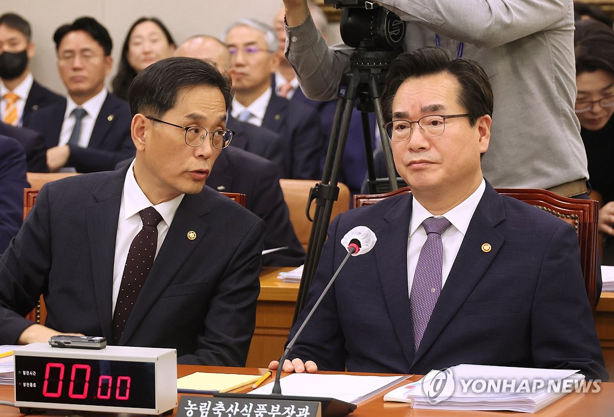 차관과 대화하는 정황근 농림축산식품부 장관