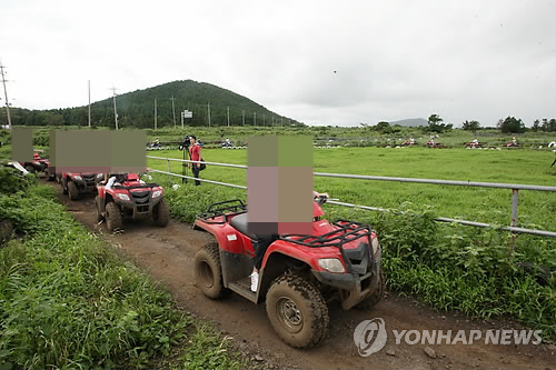 제주 들녘 달리는 관광 산악오토바이 따져 보니 불법