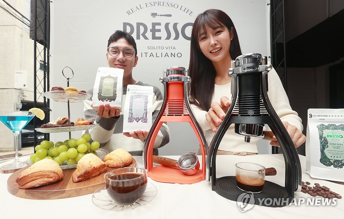 친환경 에스프레소 머신으로 커피를